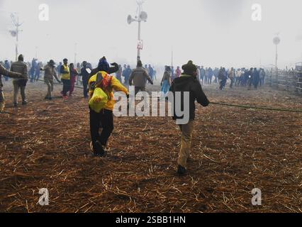 Prayagraj, Uttar Pradesh, Indien. Januar 2025. Mindestens 30 Menschen sind bei einer Stampede beim weltweit größten religiösen fest in Indien ums Leben gekommen, bei der Millionen an Ritualen teilnehmen und Gebete anbieten - dem Maha Kumbh. (Kreditbild: © Arnav Kaushik/Pacific Press via ZUMA Press Wire) NUR REDAKTIONELLE VERWENDUNG! Nicht für kommerzielle ZWECKE! Stockfoto