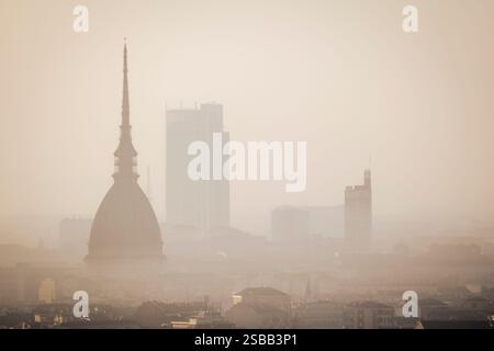 Blick auf Turin, die erste Hauptstadt Italiens, auf die Mole Antonelliana und die Skyline von den umliegenden Hügeln an einem nebeligen Tag. Stockfoto
