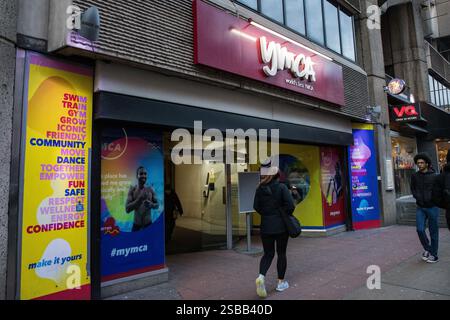 London, Großbritannien. Januar 2025. Mitglieder der Öffentlichkeit gehen am Central YMCA Club vorbei. Der Central YMCA Club wird voraussichtlich am 7. Februar 2025 nach dem Verkauf an die Luxushotels Criteria Capital dauerhaft geschlossen. Die weltweit erste YMCA wurde 1911 auf dem Gelände in der Great Russell Street eröffnet. Quelle: Mark Kerrison/Alamy Live News Stockfoto