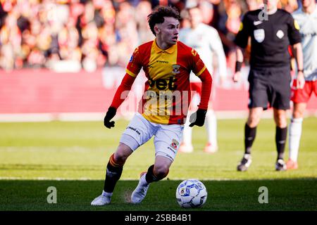 Deventer, Niederlande. Februar 2025. DEVENTER, NIEDERLANDE - 2. FEBRUAR: Jakob Breum von Go Ahead Eagles spielt mit dem Ball während des niederländischen Eredivisie-Spiels zwischen Go Ahead Eagles und FC Twente am 2. Februar 2025 in de Adelaarshorst in Deventer, Niederlande. (Foto: Broer van den Boom/Orange Pictures) Credit: Orange Pics BV/Alamy Live News Stockfoto