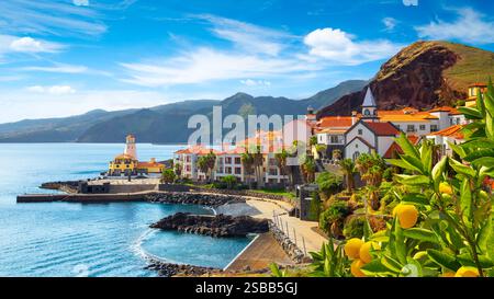 Blick auf das kleine Dorf Canical in der Nähe von Ponta de Sao Lourenco. Insel Madeira, Portugal Stockfoto