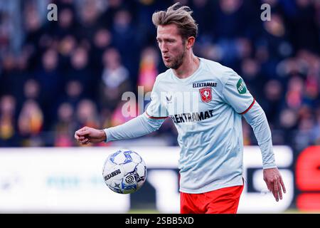 Deventer, Niederlande. Februar 2025. DEVENTER, NIEDERLANDE - 2. FEBRUAR: Michel VLAP vom FC Twente spielt mit dem Ball während des niederländischen Eredivisie-Spiels zwischen Go Ahead Eagles und FC Twente am 2. Februar 2025 in de Adelaarshorst in Deventer, Niederlande. (Foto: Broer van den Boom/Orange Pictures) Credit: Orange Pics BV/Alamy Live News Stockfoto