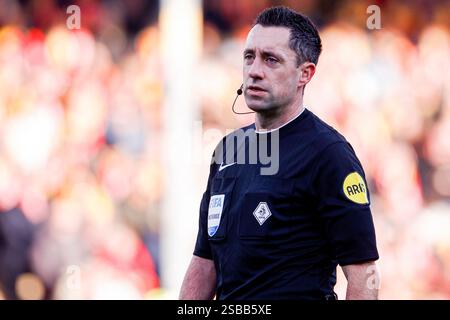 Deventer, Niederlande. Februar 2025. DEVENTER, NIEDERLANDE - 2. FEBRUAR: Schiedsrichter Dennis Higler sieht beim niederländischen Eredivisie-Spiel zwischen Go Ahead Eagles und FC Twente in de Adelaarshorst am 2. Februar 2025 in Deventer, Niederlande. (Foto: Broer van den Boom/Orange Pictures) Credit: Orange Pics BV/Alamy Live News Stockfoto