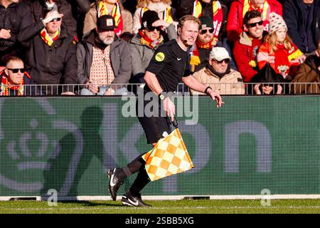 Deventer, Niederlande. Februar 2025. DEVENTER, NIEDERLANDE - 2. FEBRUAR: Assistenzschiedsrichter Frans Ozinga sieht beim niederländischen Eredivisie-Spiel zwischen Go Ahead Eagles und FC Twente am 2. Februar 2025 in de Adelaarshorst an. (Foto: Broer van den Boom/Orange Pictures) Credit: Orange Pics BV/Alamy Live News Stockfoto