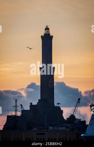 Das alte Porto Antico von Genua bei Sonnenuntergang mit Blick auf die Laterne von Genua, Symbol der Stadt Cristoforo Colombo. Stockfoto