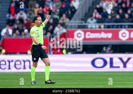 Amsterdam, Niederlande. Februar 2025. AMSTERDAM, NIEDERLANDE - 2. FEBRUAR: Schiedsrichter Danny Makkelie reagiert während des niederländischen Eredivisie-Spiels zwischen AFC Ajax und Feyenoord in der Johan Cruijff Arena am 2. Februar 2025 in Amsterdam. (Foto: Ben Gal/Orange Pictures) Credit: Orange Pics BV/Alamy Live News Stockfoto
