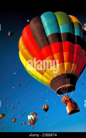 Massenaufstieg bei der Albuquerque International Balloon Fiesta, Albuquerque, New Mexico, USA Stockfoto
