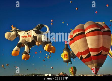 Massenaufstieg bei der Albuquerque International Balloon Fiesta, Albuquerque, New Mexico, USA Stockfoto