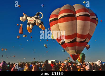 Massenaufstieg bei der Albuquerque International Balloon Fiesta, Albuquerque, New Mexico, USA Stockfoto