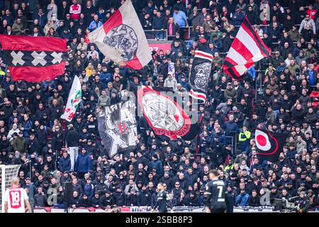Amsterdam, Niederlande. Februar 2025. AMSTERDAM, NIEDERLANDE - 2. FEBRUAR: Fans von Ajax schwenken die Flagge während des niederländischen Eredivisie-Spiels zwischen AFC Ajax und Feyenoord in der Johan Cruijff Arena am 2. Februar 2025 in Amsterdam. (Foto von Rene Nijhuis/Orange Pictures) Credit: Orange Pics BV/Alamy Live News Stockfoto