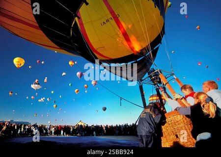 Ballon startet bei Mass Ascension bei Albuquerque International Balloon Fiesta, Albuquerque, New Mexico, USA Stockfoto