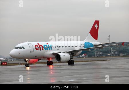 Ein Passagierflugzeug der Schweizer Fluggesellschaft Chair Airlines vom Typ Airbus A319-112 mit der Kennung HB-JOJ auf dem Flughafen Zürich-Kloten ZRH. Ein Passagierflugzeug der Schweizer Fluggesellschaft Chair Airlines vom Typ Airbus A319-112 mit der Kennung HB-JOJ auf dem Flughafen Zürich-Kloten ZRH. Zürich Kanton Zürich Schweiz *** Ein Passagierflugzeug der Swiss Airline Chair Airlines des Musters Airbus A319 112 mit der Registrierung HB JOJ am Flughafen Zürich Kloten ZRH Ein Passagierflugzeug der Swiss Airline Chair Airlines des Musters Airbus A319 112 mit der Registrierung HB JOJ at zur Stockfoto