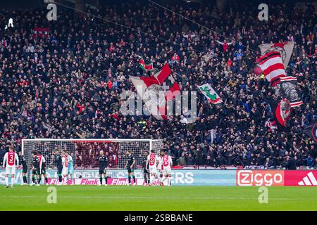 Amsterdam, Niederlande. Februar 2025. AMSTERDAM, NIEDERLANDE - 2. FEBRUAR: Fans von Ajax schwenken Flaggen während des niederländischen Eredivisie-Spiels zwischen AFC Ajax und Feyenoord in der Johan Cruijff Arena am 2. Februar 2025 in Amsterdam. (Foto von Rene Nijhuis/Orange Pictures) Credit: Orange Pics BV/Alamy Live News Stockfoto