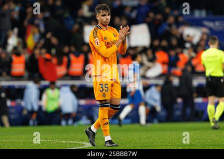 Barcelona, Spanien. Februar 2025. Raul Asencio (Real Madrid FC) im RCDE-Stadion im Spiel LaLiga EASPORTS zwischen RCD Espanyol de Barcelona und Real Madrid FC. ENDNOTE; RCD Espanyol de Barcelona 1 - 0 Real Madrid C.F. Credit: SOPA Images Limited/Alamy Live News Stockfoto