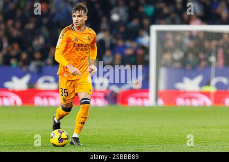 Barcelona, Spanien. Februar 2025. Raul Asencio (Real Madrid FC) im RCDE-Stadion im Spiel LaLiga EASPORTS zwischen RCD Espanyol de Barcelona und Real Madrid FC. ENDNOTE; RCD Espanyol de Barcelona 1 - 0 Real Madrid C.F. Credit: SOPA Images Limited/Alamy Live News Stockfoto
