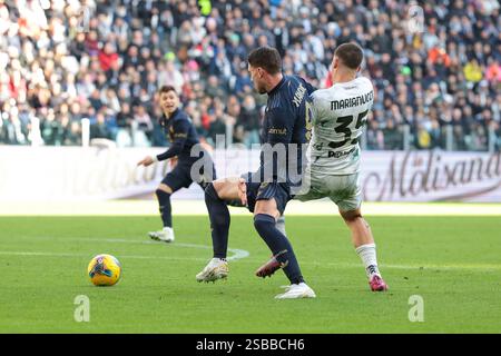 Turin, Italien. Februar 2025. Luca Marianucci von Empoli FC trifft im Elfmeterschießen gegen Dusan Vlahovic von Juventus, nachfolgende Penlty-Appelle des serbischen Stürmers wurden vom Schiedsrichter Luca Zufferli während des Serie A-Spiels im Allianz-Stadion in Turin abgewinkelt. Der Bildnachweis sollte lauten: Jonathan Moscrop/Sportimage Credit: Sportimage Ltd/Alamy Live News Stockfoto