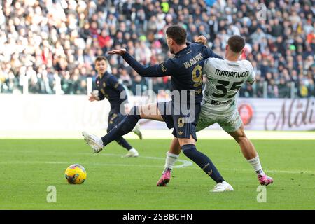 Turin, Italien. Februar 2025. Luca Marianucci von Empoli FC trifft im Elfmeterschießen gegen Dusan Vlahovic von Juventus, nachfolgende Penlty-Appelle des serbischen Stürmers wurden vom Schiedsrichter Luca Zufferli während des Serie A-Spiels im Allianz-Stadion in Turin abgewinkelt. Der Bildnachweis sollte lauten: Jonathan Moscrop/Sportimage Credit: Sportimage Ltd/Alamy Live News Stockfoto