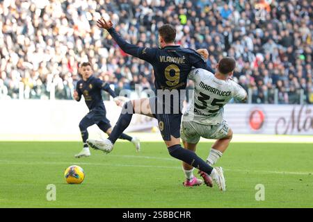 Turin, Italien. Februar 2025. Luca Marianucci von Empoli FC trifft im Elfmeterschießen gegen Dusan Vlahovic von Juventus, nachfolgende Penlty-Appelle des serbischen Stürmers wurden vom Schiedsrichter Luca Zufferli während des Serie A-Spiels im Allianz-Stadion in Turin abgewinkelt. Der Bildnachweis sollte lauten: Jonathan Moscrop/Sportimage Credit: Sportimage Ltd/Alamy Live News Stockfoto