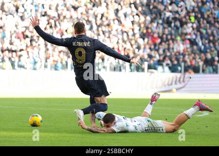 Turin, Italien. Februar 2025. Luca Marianucci von Empoli FC trifft im Elfmeterschießen gegen Dusan Vlahovic von Juventus, nachfolgende Penlty-Appelle des serbischen Stürmers wurden vom Schiedsrichter Luca Zufferli während des Serie A-Spiels im Allianz-Stadion in Turin abgewinkelt. Der Bildnachweis sollte lauten: Jonathan Moscrop/Sportimage Credit: Sportimage Ltd/Alamy Live News Stockfoto