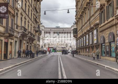 ROM, ITALIEN - 10. MÄRZ 2023: Das ist die Corso-Straße, die zum Venezianischen Platz führt. Stockfoto