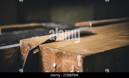Holz wird auf einer Kreissäge geschnitten Stockfoto
