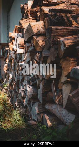 Ein Haufen Feuerholz vor dem Haus Stockfoto