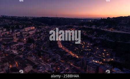 Luftaufnahme der Altstadt von Modica, Sizilien, Italien, bei Sonnenuntergang Stockfoto