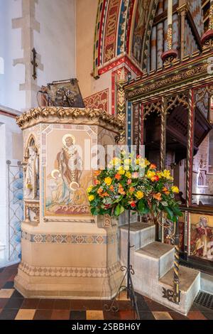 St. Peter's Church in Hascombe Village in Surrey Hills AONB, England, Großbritannien. Innenansicht oder die verzierte Dekoration mit der Kanzel Stockfoto