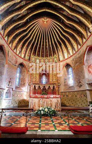 St. Peter's Church in Hascombe Village in Surrey Hills AONB, England, Großbritannien. Innenansicht des Heiligtums, des Altars und der vergoldeten Dachsparren Stockfoto