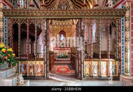 St. Peter's Church in Hascombe Village in den Surrey Hills, England, Großbritannien. Blick auf das Innere mit dem mittelalterlichen Dachfenster mit Schnitzereien und Gemälden Stockfoto