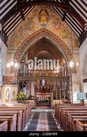 St. Peter's Church in Hascombe Village in Surrey Hills AONB, England, Großbritannien. Innenansicht des Kirchenschiffs und des Chorbogens Stockfoto