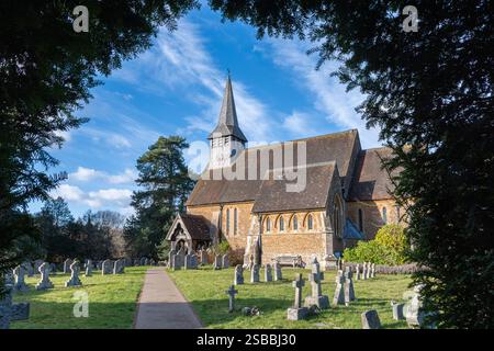 St. Peter's Church in Hascombe Village in Surrey Hills AONB, England, Großbritannien, Außenansicht des denkmalgeschützten Gebäudes aus der Mitte des 19. Jahrhunderts Stockfoto