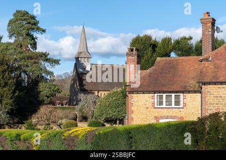 Das hübsche Dorf Hascombe in der Surrey Hills National Landscape (AONB) mit St. Peter's Church, England, Großbritannien Stockfoto
