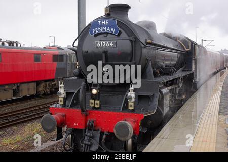 Ehemalige LNER-Dampflokomotive der Baureihe B1 61264 auf einem verregneten Bahnsteig in Norwich. Stockfoto
