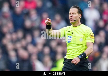 Amsterdam, Niederlande. Februar 2025. AMSTERDAM, NIEDERLANDE - 2. FEBRUAR: Schiedsrichter Danny Makkelie gibt während des niederländischen Eredivisie-Spiels zwischen AFC Ajax und Feyenoord in der Johan Cruijff Arena am 2. Februar 2025 in Amsterdam, Niederlande. (Foto von Rene Nijhuis/Orange Pictures) Credit: Orange Pics BV/Alamy Live News Stockfoto