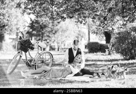 Das Leben zusammen. Camping. Glückliches Paar in der Liebe. Frau und Mann liegen im Park und genießen den Tag zusammen. valentinstag Picknick. Romantisches Picknick im Park Stockfoto