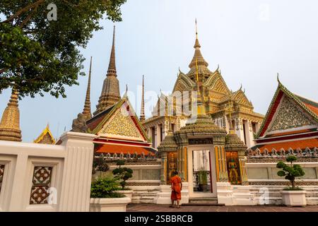 Bangkok, Thailand - 20. Oktober 2023: Mönch steht im Wat Pho Tempel Stockfoto