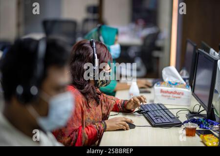 Ärzte in Bangladesch bieten COVID-19-Patienten Fernkonsultationen über ein Telehealth-Zentrum an, um den Zugang zur Gesundheitsversorgung für die Betroffenen zu gewährleisten Stockfoto