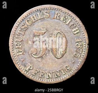 Eine 1875 geprägte Pfennig-Münze aus dem Deutschen Reich von 50 mit detaillierten Inschriften und einem abgenutzten, altertümlichen Aussehen, das ihren historischen Wert widerspiegelt Stockfoto