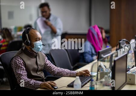 Ärzte in Bangladesch bieten COVID-19-Patienten Fernkonsultationen über ein Telehealth-Zentrum an, um den Zugang zur Gesundheitsversorgung für die Betroffenen zu gewährleisten Stockfoto
