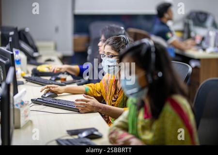 Ärzte in Bangladesch bieten COVID-19-Patienten Fernkonsultationen über ein Telehealth-Zentrum an, um den Zugang zur Gesundheitsversorgung für die Betroffenen zu gewährleisten Stockfoto