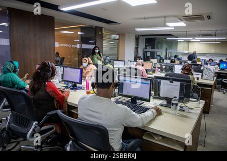 Ärzte in Bangladesch bieten COVID-19-Patienten Fernkonsultationen über ein Telehealth-Zentrum an, um den Zugang zur Gesundheitsversorgung für die Betroffenen zu gewährleisten Stockfoto