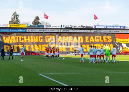 Deventer, Niederlande. Februar 2025. DEVENTER, Stadion Adelaarshorst, 02.02.2025, Saison 2024/2025, Dutch Eredivisie Football während des Spiels Go Ahead Eagles - Twente Banners am Start Credit: Pro Shots/Alamy Live News Stockfoto
