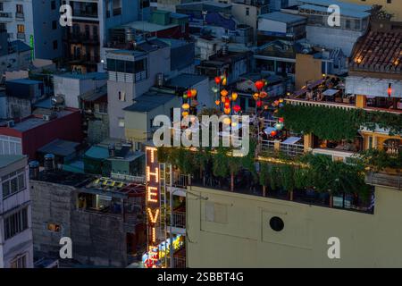 Ho-Chi-Minh-Stadt, Vietnam - 11. November 2023: Dachlaternen und Stadtbild in der Abenddämmerung Stockfoto