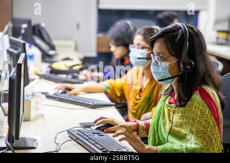 Ärzte in Bangladesch bieten COVID-19-Patienten Fernkonsultationen über ein Telehealth-Zentrum an, um den Zugang zur Gesundheitsversorgung für die Betroffenen zu gewährleisten Stockfoto
