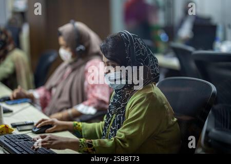 Ärzte in Bangladesch bieten COVID-19-Patienten Fernkonsultationen über ein Telehealth-Zentrum an, um den Zugang zur Gesundheitsversorgung für die Betroffenen zu gewährleisten Stockfoto