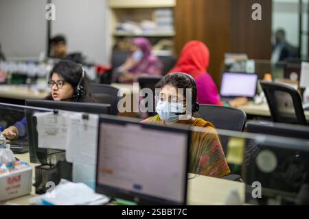 Ärzte in Bangladesch bieten COVID-19-Patienten Fernkonsultationen über ein Telehealth-Zentrum an, um den Zugang zur Gesundheitsversorgung für die Betroffenen zu gewährleisten Stockfoto