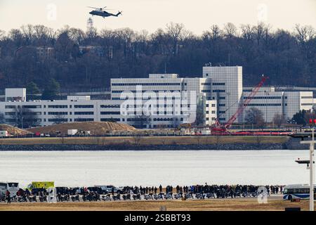 Arlington, Usa. Februar 2025. Am Sonntag, den 2. Februar 2025, versammeln sich die Trauernden zu einer Kranzzeremonie am Anflugende der Landebahn 33 am Reagan National Airport in Arlington, VA. Der American Eagle-Flug 5342 und ein Militärhubschrauber kollidierten am 29. Januar ohne Überlebende. Foto: Ken Cedeno/UPI Credit: UPI/Alamy Live News Stockfoto