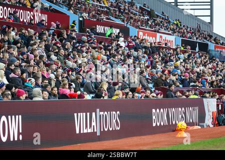 Birmingham, Großbritannien. Februar 2025. Die Zuschauer sehen die Action während des Women's Super League-Spiels zwischen Aston Villa Women und Chelsea Women am 2. Februar 2025 im Villa Park, Birmingham, England. Foto von Stuart Leggett. Nur redaktionelle Verwendung, Lizenz für kommerzielle Nutzung erforderlich. Keine Verwendung bei Wetten, Spielen oder Publikationen eines einzelnen Clubs/einer Liga/eines Spielers. Quelle: UK Sports Pics Ltd/Alamy Live News Stockfoto