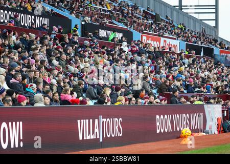 Birmingham, Großbritannien. Februar 2025. Die Zuschauer sehen die Action während des Women's Super League-Spiels zwischen Aston Villa Women und Chelsea Women am 2. Februar 2025 im Villa Park, Birmingham, England. Foto von Stuart Leggett. Nur redaktionelle Verwendung, Lizenz für kommerzielle Nutzung erforderlich. Keine Verwendung bei Wetten, Spielen oder Publikationen eines einzelnen Clubs/einer Liga/eines Spielers. Quelle: UK Sports Pics Ltd/Alamy Live News Stockfoto